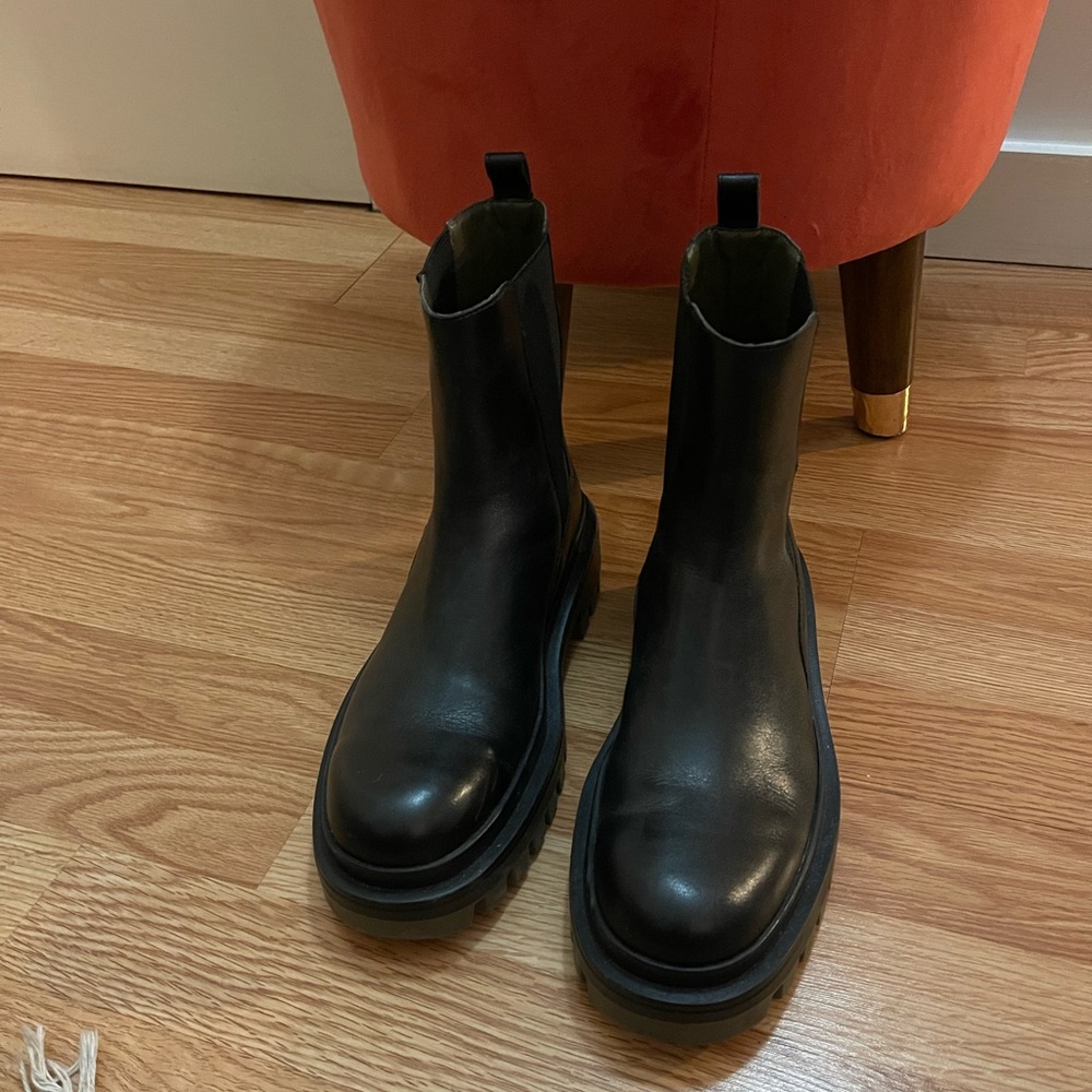 Zara Low Heeled Leather Ankle. Size 10 ..41